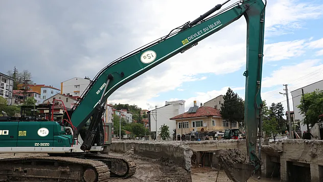 DSİ ekipleri Havza'da yıkım çalışmalarını sürdürüyor