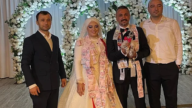 Düğünde altın yerine köpek yavrusu taktı