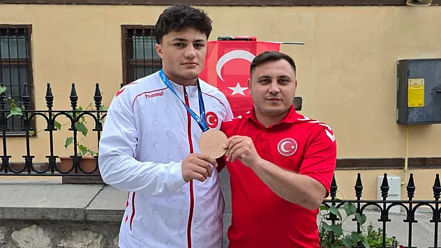 Dünya Üçüncüsü Yaser'e Coşkulu Karşılama