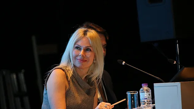 Dünyada ilk rahim nakli hastası kongrede konuştu