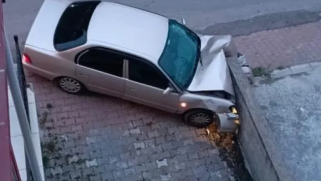 Duvara çarpan otomobilin sürücüsü yaralandı