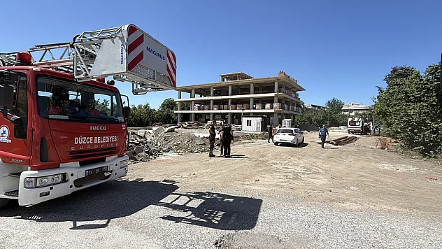 Düzce'de bir kadın sinir krizi geçirerek çatıya çıktı
