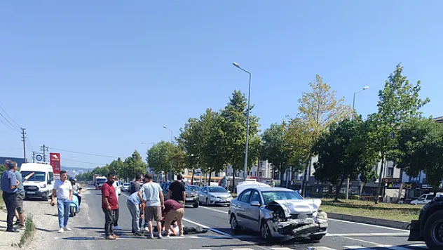 Düzce'de ışıklı kavşakta kaza oldu:1 yaralı