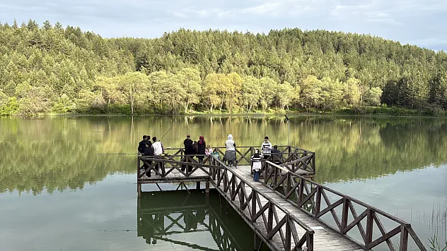 Eflani'deki Ortakçılar Göleti bayramda ziyaretçi akınına uğradı
