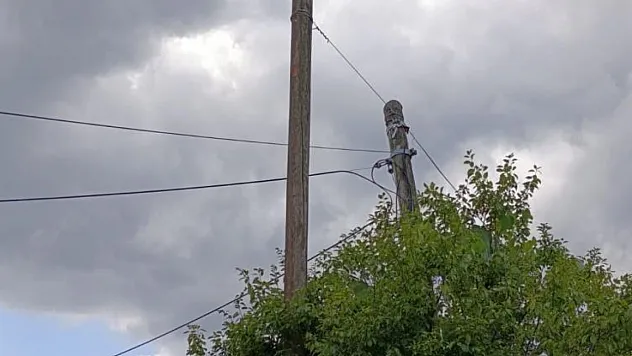 Eğik duran elektrik direği düzeltildi