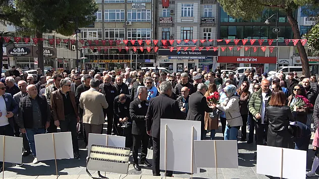 Eğitimcilerden karanfilli protesto