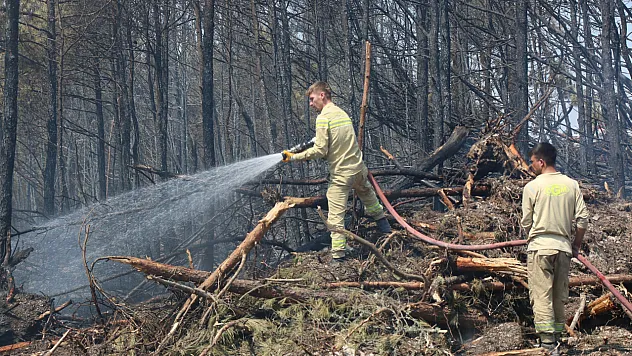 Ekipler hem alev hem de yorgunlukla mücadele ediyor