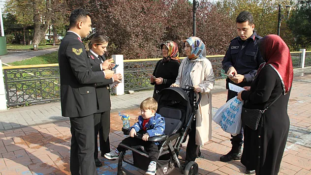 Ekipler, Vatandaşlara KADES'i tanıttı