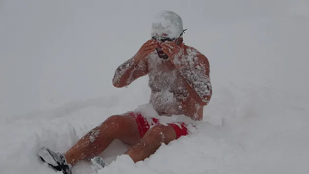 Eksi 8 derecede kar banyosu şovu