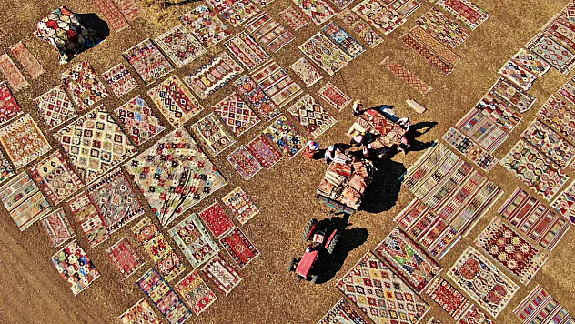 El dokuması halılar güneşte hasat edildi