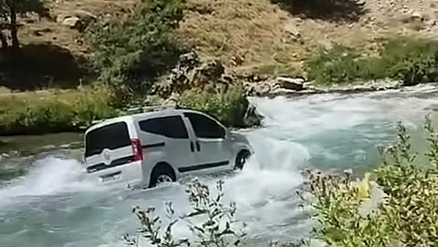 El freni çekilmeyen kamyonet çaya uçtu