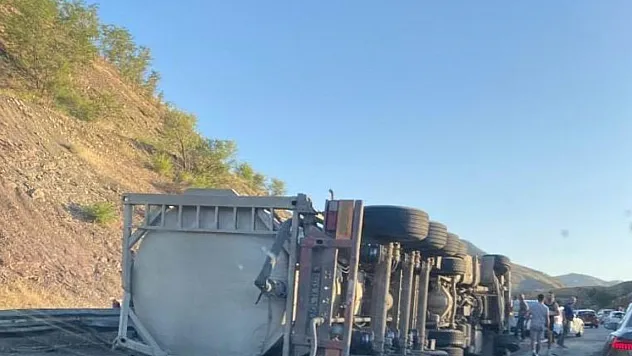 Elazığ'da tır yola yan yattı : 1 yaralı