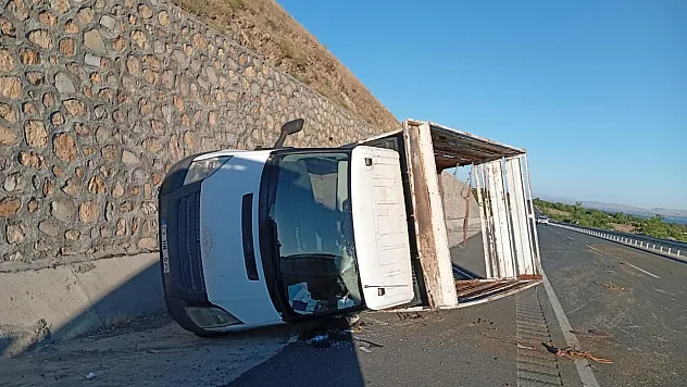Elazığ'da yan yatan kamyonette 2 yaralı