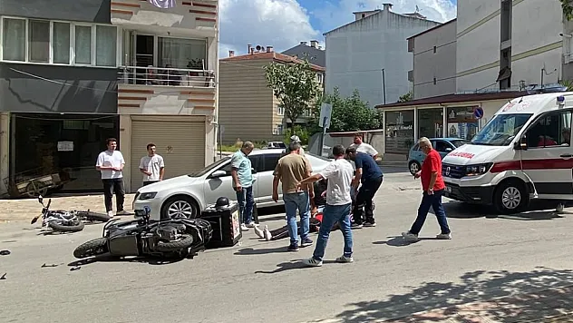 Elektrikli bisiklet ile motosiklet çarpıştı, 2 kişi yaralandı