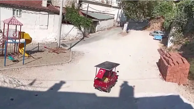 Elektrikli motosiklete taktığı güneş paneliyle aracın menzilini artırdı