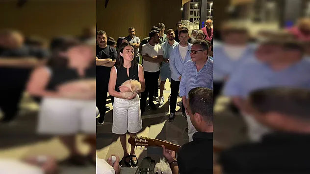 Elif Buse Doğan'dan İskenderun Sahilinde Sürpriz Mini Konser