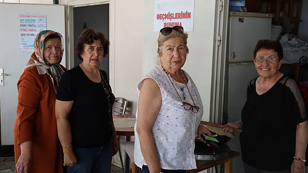 Emekli kadınların gözleme mesaisi öğrencilere umut oluyor