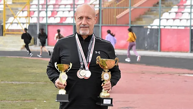 Emekli olduktan sonra başladığı atletizmde başarıya doymuyor