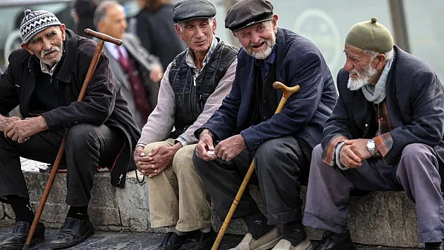 Emekli ve Memura Ek Zam Gelecek mi? Özgür Erdursun 'Gerçek Tarihi' Açıkladı!