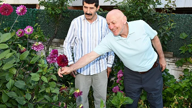 Emeklilik günlerini rengarenk bir çiçek bahçesiyle taçlandırdı