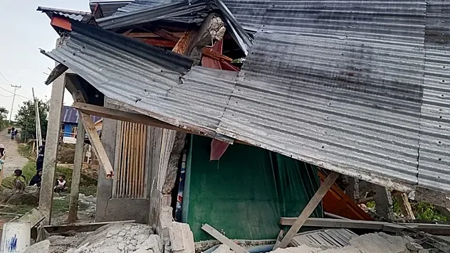 Endonezya'da 7.7 büyüklüğünde deprem: 20 ölü, çok sayıda yaralı