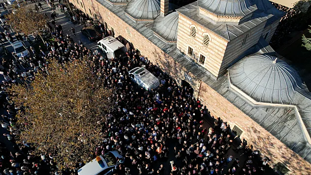 Enkazda kalan 4 kişilik aile, son yolcuklarına uğurlandı