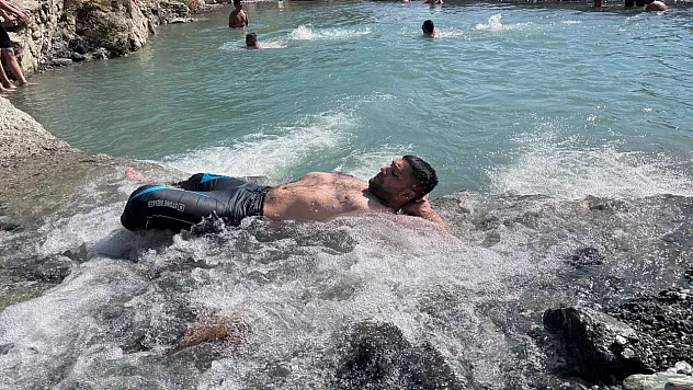 Erzincan'da 40 derece sıcakta dereden doğal havuz yaptılar