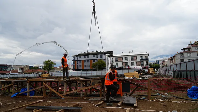 Erzincan'da 48 metrelik kule vinci kadın operatör kullanıyor