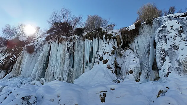 Erzincan'da doğa dondu, Girlevik Şelalesi buz kesti