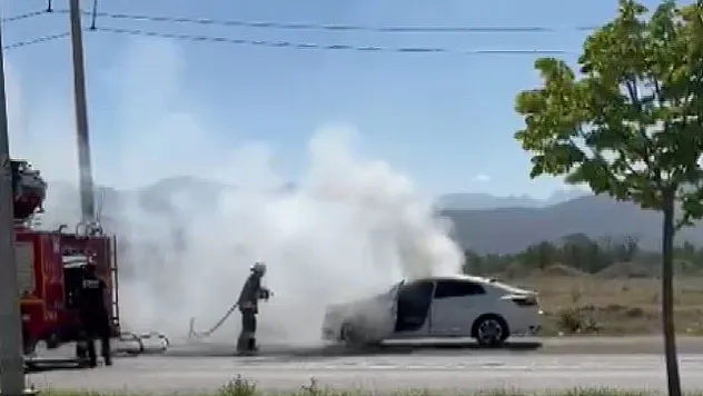 Erzincan'da servise götürülen otomobil alev alev yandı