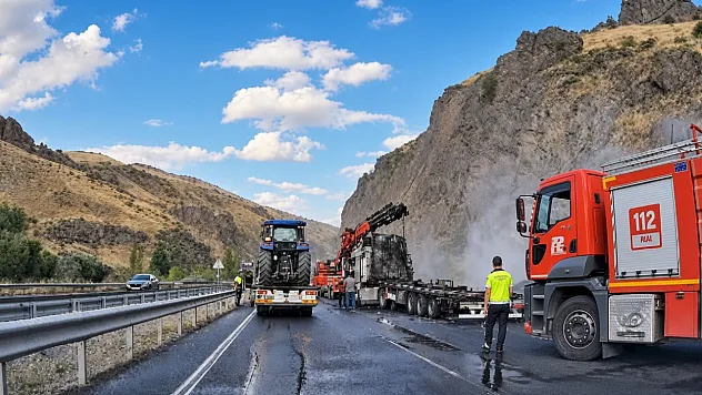 Erzincan Erzurum yolunda alev alan yem yüklü tır kül oldu