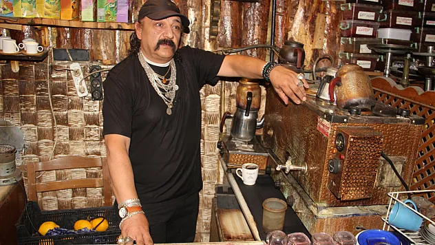 Erzurum'da çay ocağını antika koleksiyonuna çevirdi