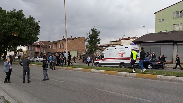 Erzurum'da iki aile arasında silahlı çatışma çıktı ve biri polis 12 kişi yaralandı