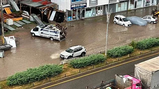 Erzurum'da sağanak hayatı olumsuz etkiledi