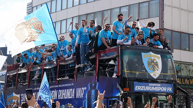 Erzurumspor FK şampiyonluk kupasını kaldırdı