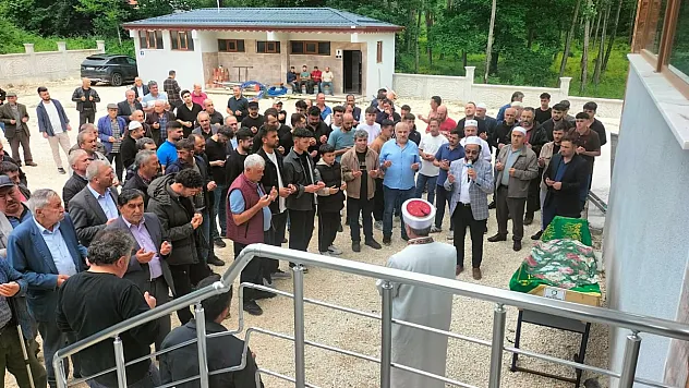 Eşi tarafından öldürülen 4 çocuk annesi kadın toprağa verildi