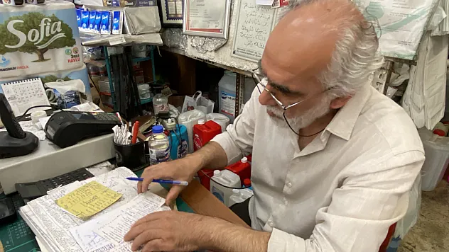 Eşinin duasıyla devraldığı dükkânda 27 yıldır esnaflık yapıyor