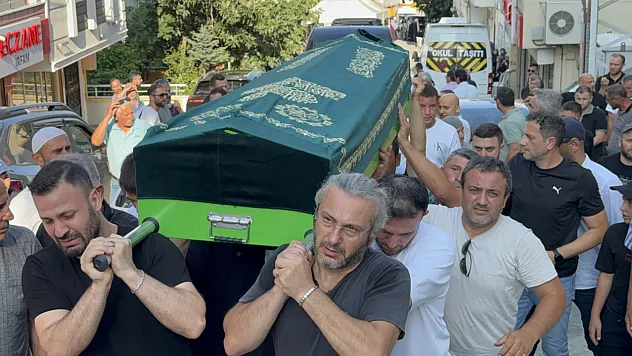 Eşinin yeğenini kurtarmak isterken can veren enişte de toprağa verildi