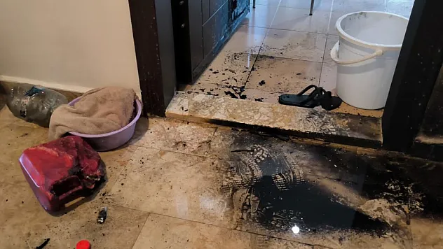 Eski kız arkadaşının daire kapısını benzin dökerek ateşe verdi