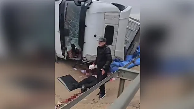 Eskişehir'de tır kazasında ağır yaralanan sürücünün kolu koptu