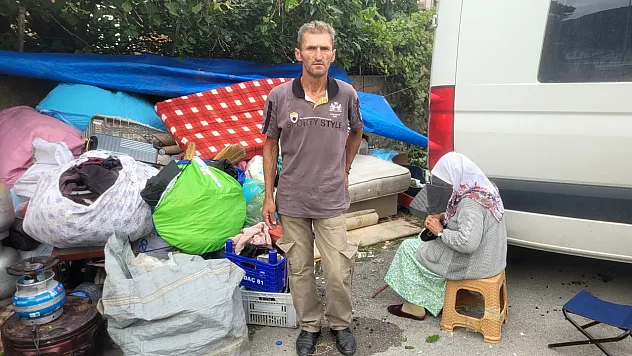Eşyalarını otoparka taşıyan aile yeni evine yerleştirildi
