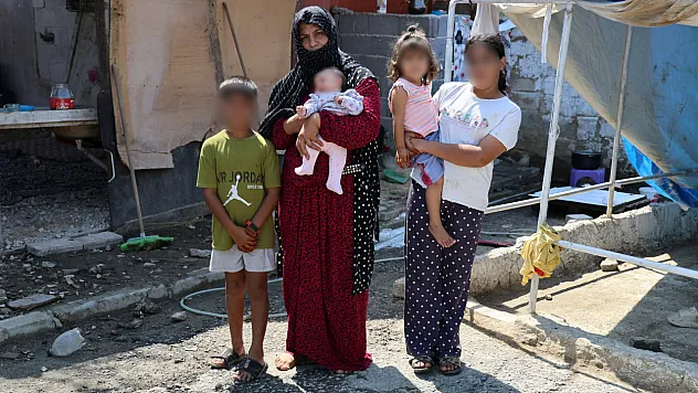 Ev hayali kurarken hayatı altüst oldu: 5 çocuğuyla ahıra sığındı
