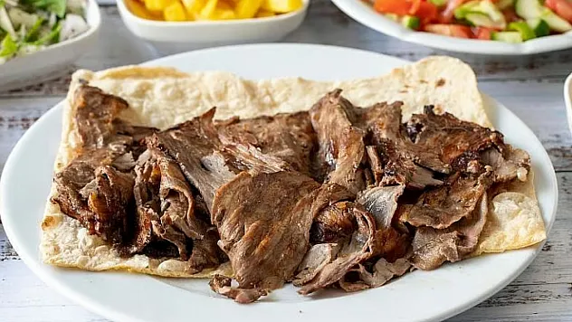 Evde restoran lezzeti: Kağıtta yaprak döner tarifi sofraların yeni gözdesi