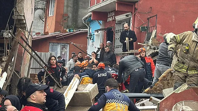 Fatih'te doğal gaz patlaması sonucu 2 bina çöktü