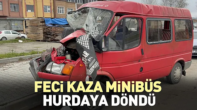 Feci kaza ucuz atlatıldı: Minibüs hurdaya döndü
