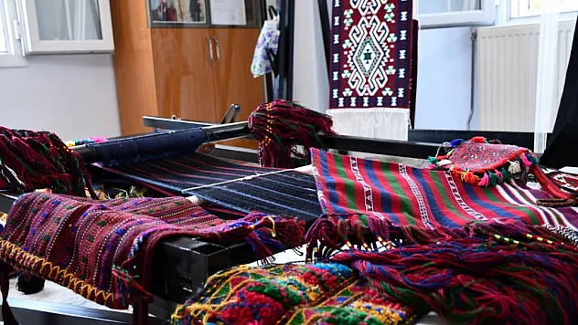Fedakar anne, el emeği heybeleriyle dört çocuğunu üniversite okuttu