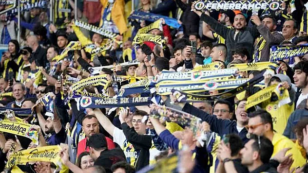 Fenerbahçe taraftarı derbi öncesi stadı salladı!