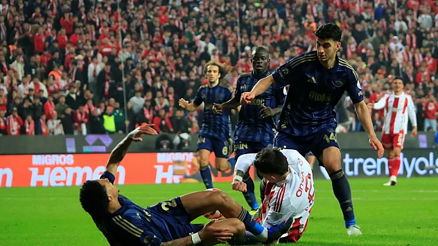 Fenerbahçe zirve yarışından kopuyor! Antalyaspor : 2 - Fenerbahçe : 2