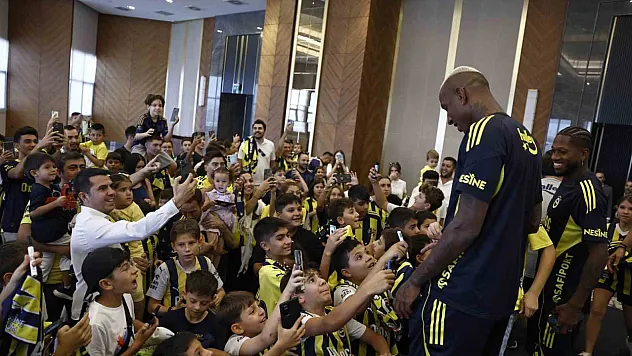 Fenerbahçeli futbolcular çocuklarla buluştu
