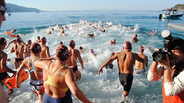 Fethiye'de  bin 600 sporcu Ölüdeniz'e kulaç attı